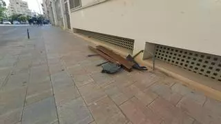 Un vehículo invade el tramo peatonal de calle Morlà y arrolla un banco