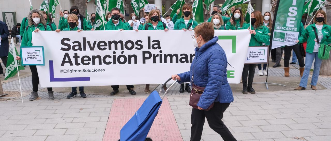 Protesta de enfermeros en el centro de salud de Babel por las malas condiciones de trabajo en la asistencia primaria