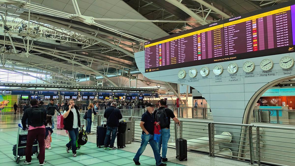 pasajeros en la terminal del aeropuerto de Oporto-Francisco Sá Carneiro en abril de 2026