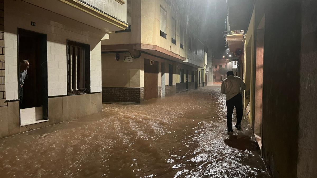Imagen de una calle de la localidad de Nules completamente cubierta por el agua, este martes