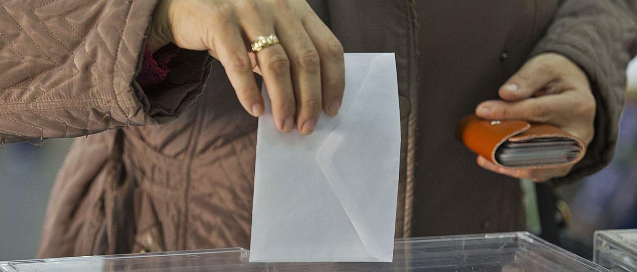 Una persona votando en una de las últimas citas con las urnas en la provincia de Alicante.