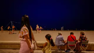 Cenas "a la fresca" en la playa: Una tradición valenciana "de toda la vida" que va a más