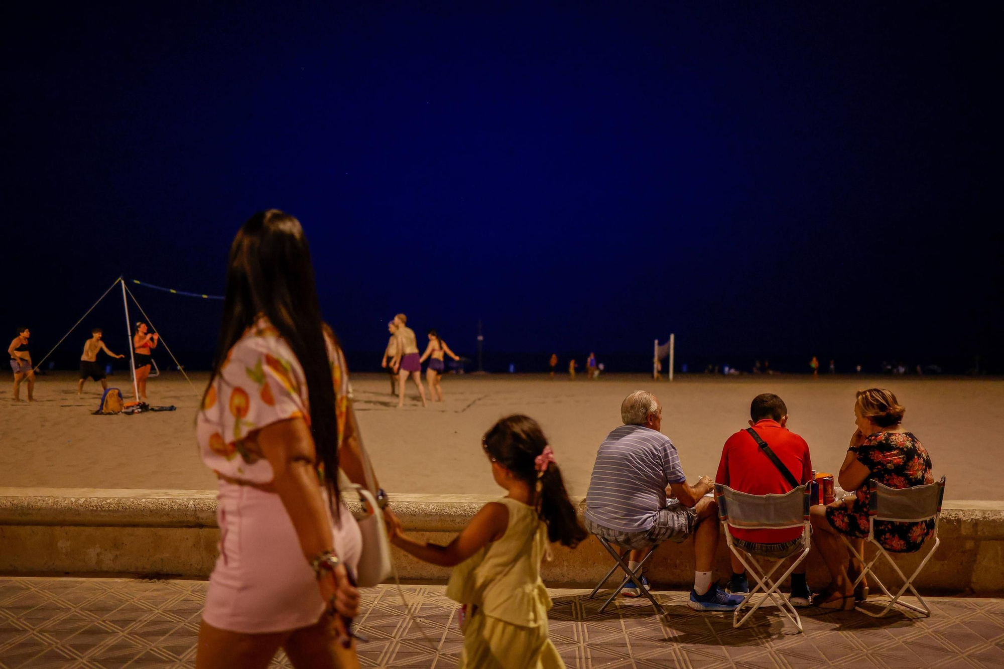 El &quot;sopar a la fresca&quot; en el Paseo Marítimo de València