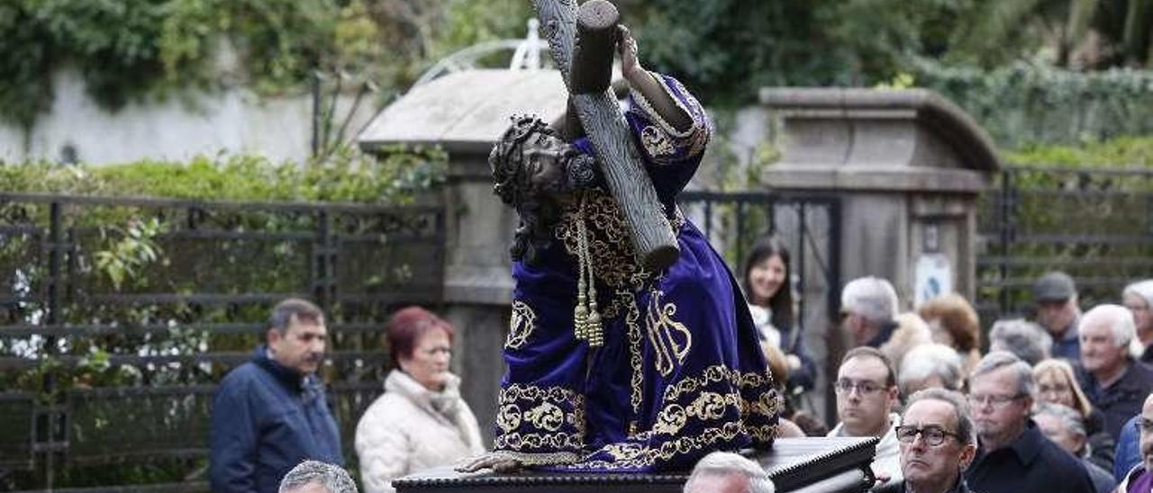 Procesión de Jesusín de Galiana, tras salir de su capilla.