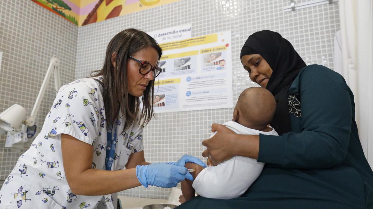 Una enfermera de un CAP de Girona administra la vacuna de la bronquiolitis a un bebé, el pasado otoño.