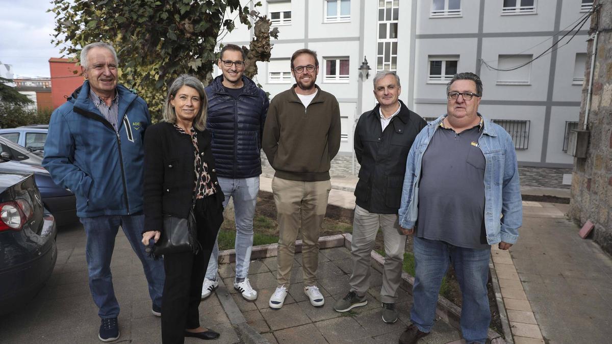 Por la izquierda, Manuel Cabrera, jefe de obras, Noelia Martínez, administradora, Diego Castellano, arquitecto, Jesús Riol, aparejador, José Ángel Fernández, gerente de Adersa y José María Delgado, presidente de la Comunidad