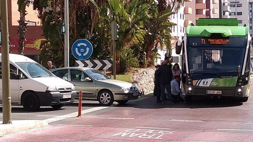 Colisión entre un vehículo y el Tram en Castellón