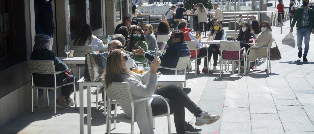 Gente disfrutando de una terraza en Sanxenxo.