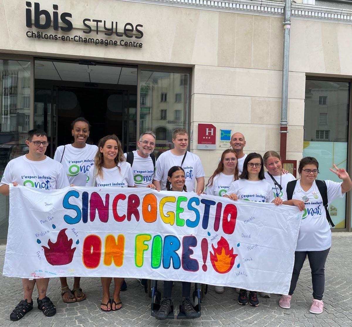 El grup de campions del món de natació adaptada a Châlons-en-Champagne, França.