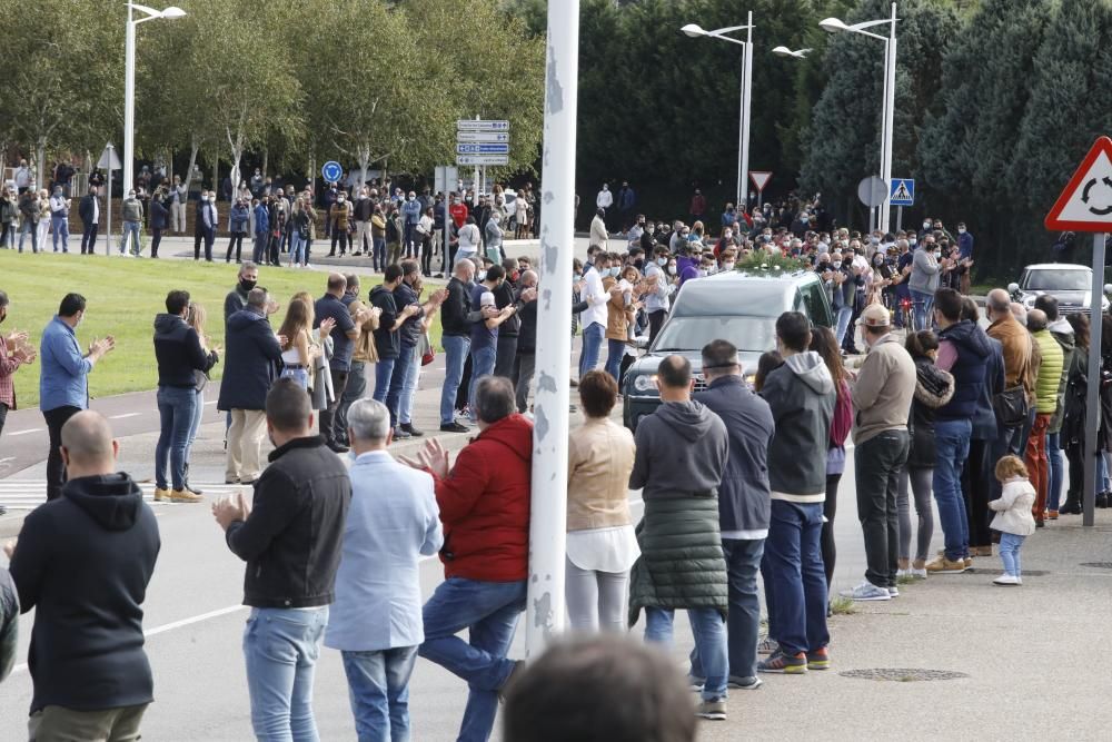 Más de mil personas despiden al hostelero gijonés Floro Gordillo con una cadena humana.