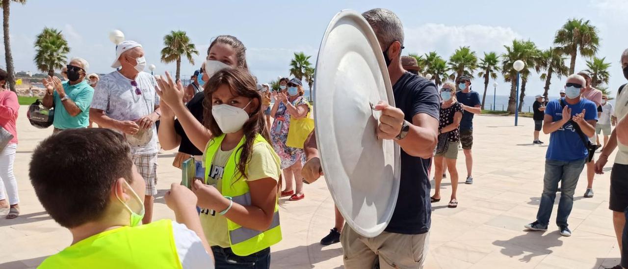 Protestas vecinales el verano pasado en Explanada Playa Flamenca. | D. PAMIES