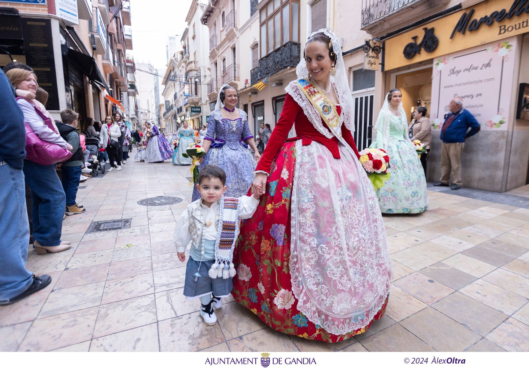 Bellas imágenes de la Ofrenda de las Fallas de Gandia