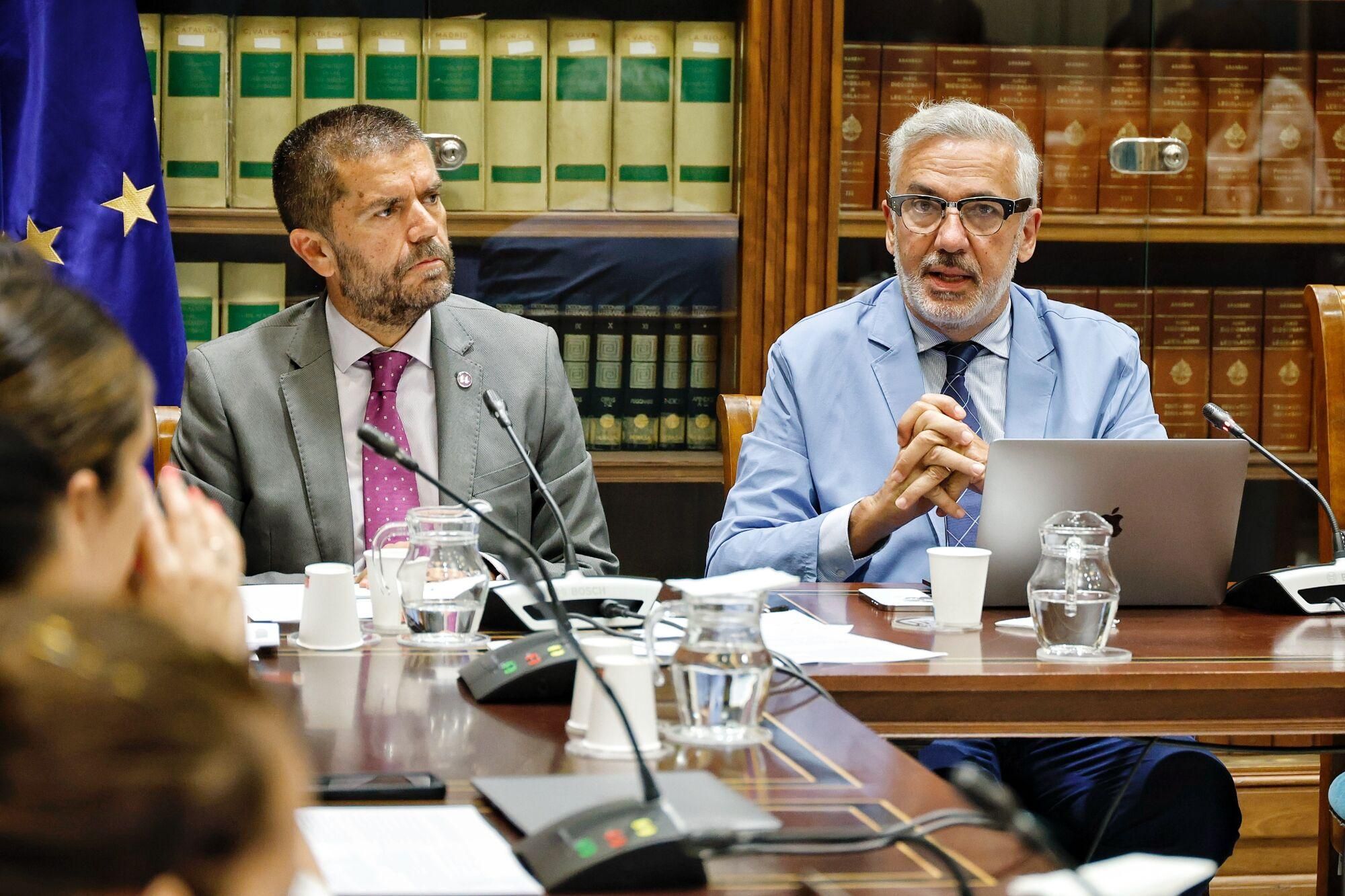Los rectores canarios comparecen en el Parlamento regional para valorar la ley de ciencia.