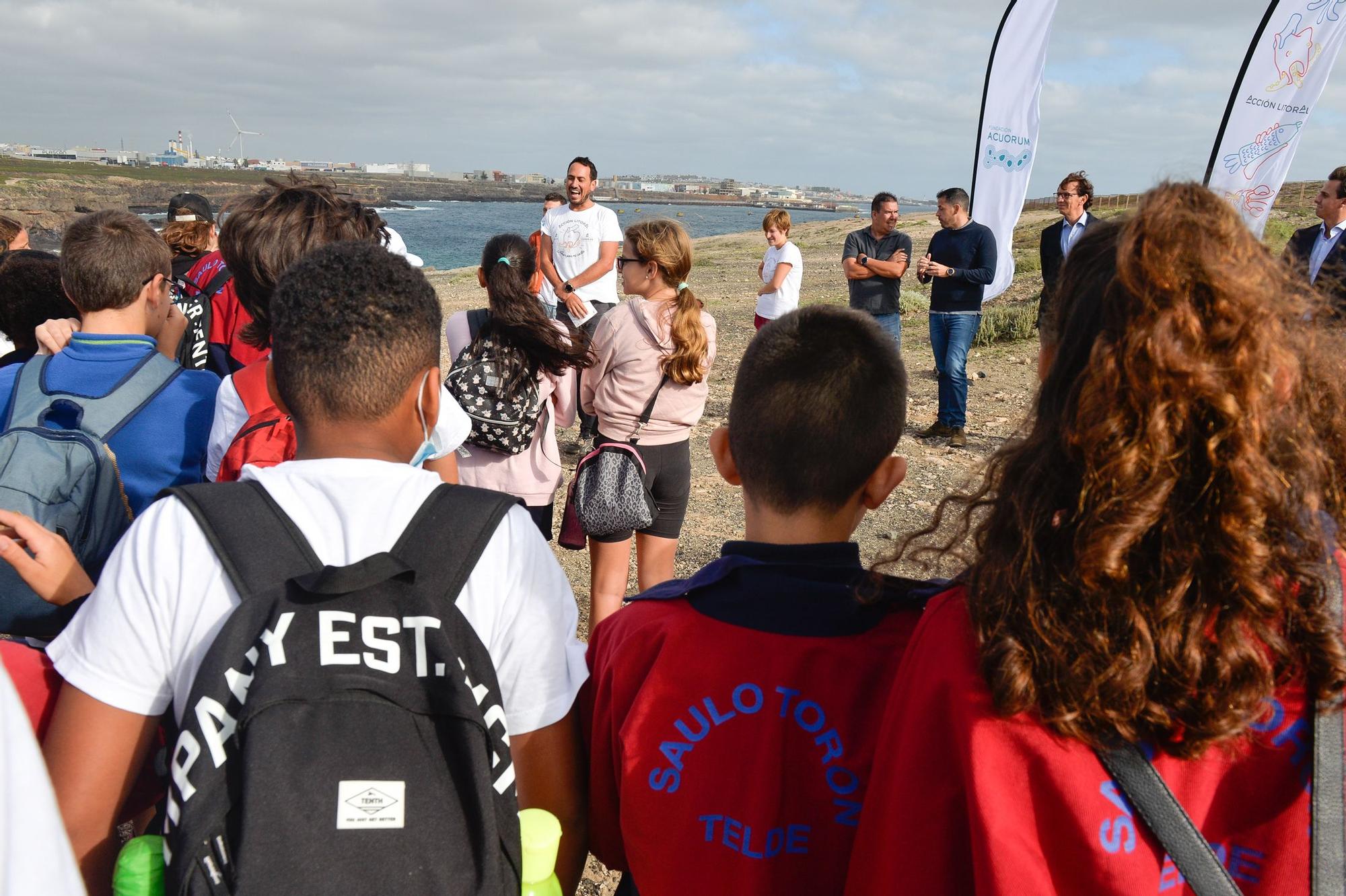 Los alumnos del Saulo Torón limpian la playa de Aguadulce