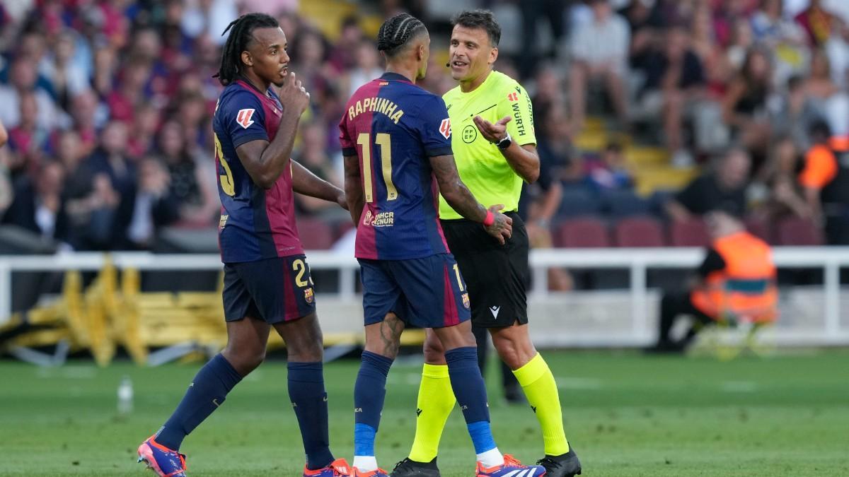 Gil Manzano dando explicaciones a Raphinha y Koundé durante un encuentro de LaLiga EA Sports entre FC Barcelona y Athletic Club