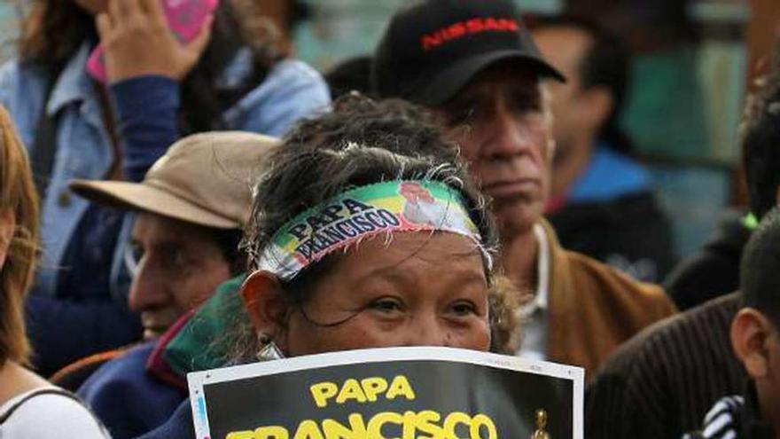 Bolivianos esperan el paso del papa Francisco.