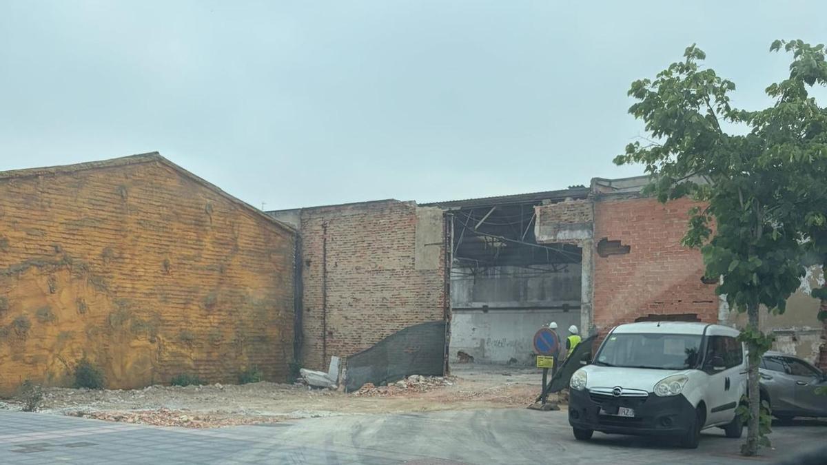 Operarios en la zona del antiguo economato de Lugones.