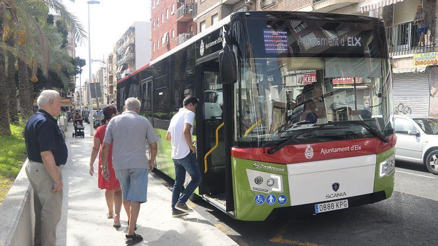 Pasajeros subiendo a un autobús urbano en Elche