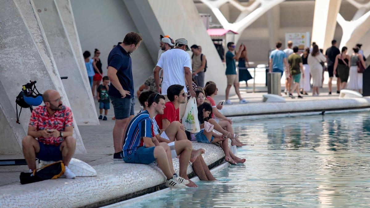 Imagen de archivo de personas resguardándose del calor en las piscinas de la Ciutat de les Arts i les Ciències.