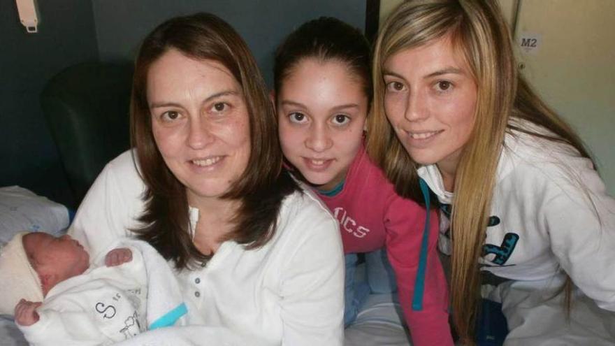 María Luisa López, María Sánchez y Lidia López, junto a la recién nacida, Enma Sánchez López, ayer en el hospital de Arriondas.