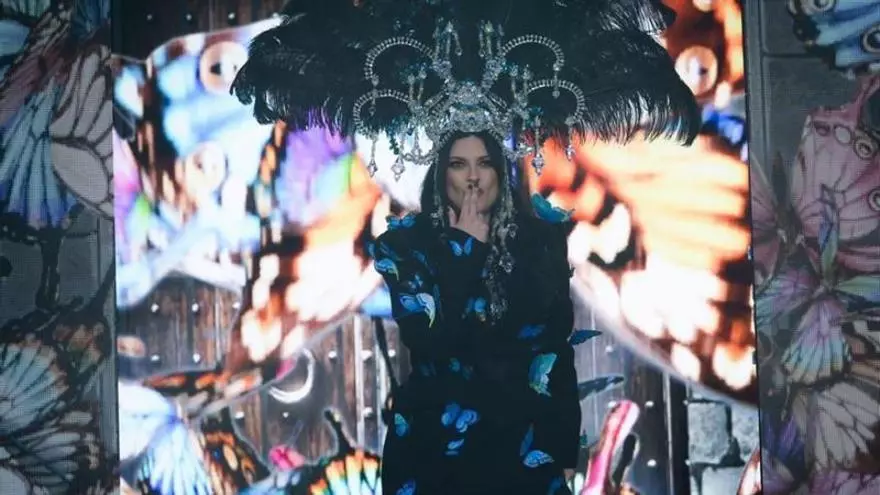 Alexis Santana 'corona' a Laura Pausini