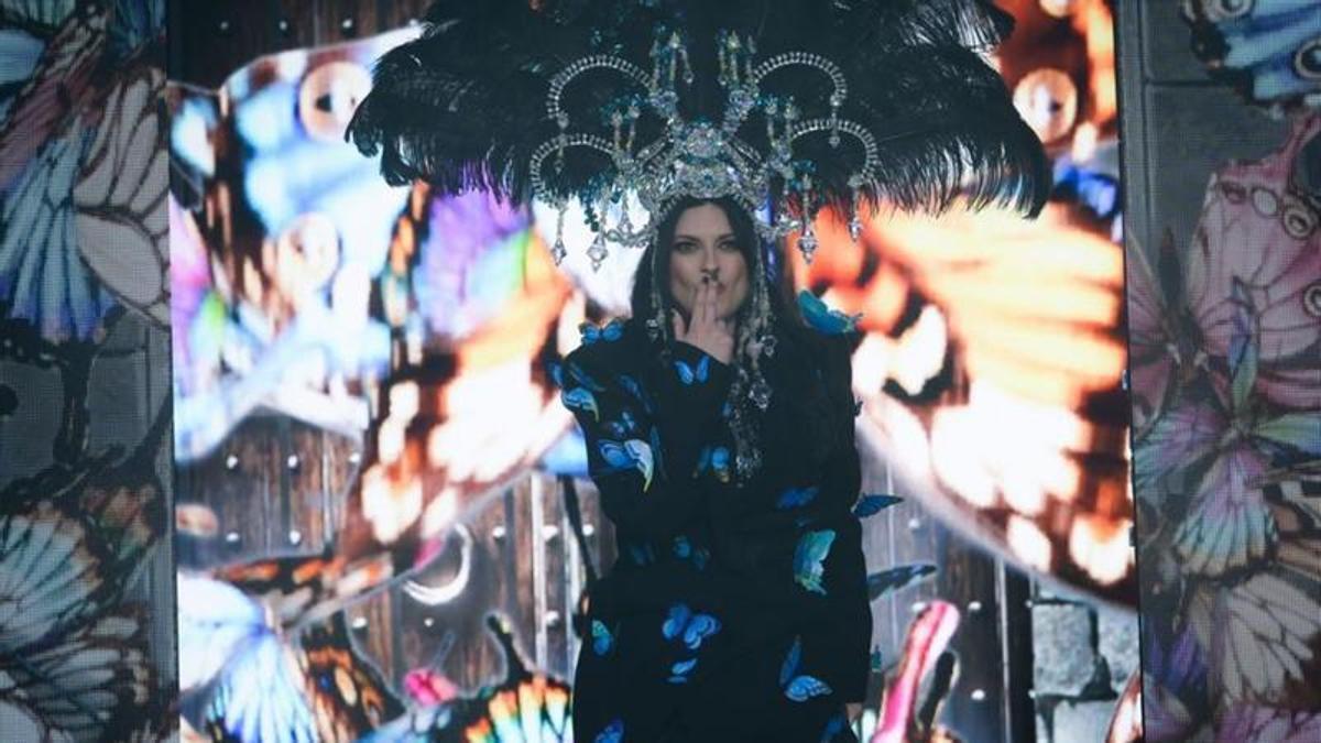 Alexis Santana 'corona' a Laura Pausini
