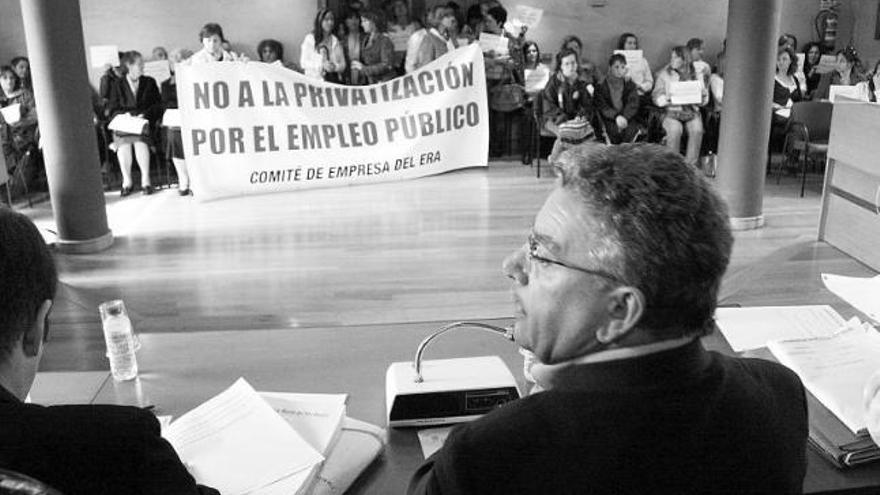 Ignacio Fernández, en primer término, con parte de los manifestantes al fondo.