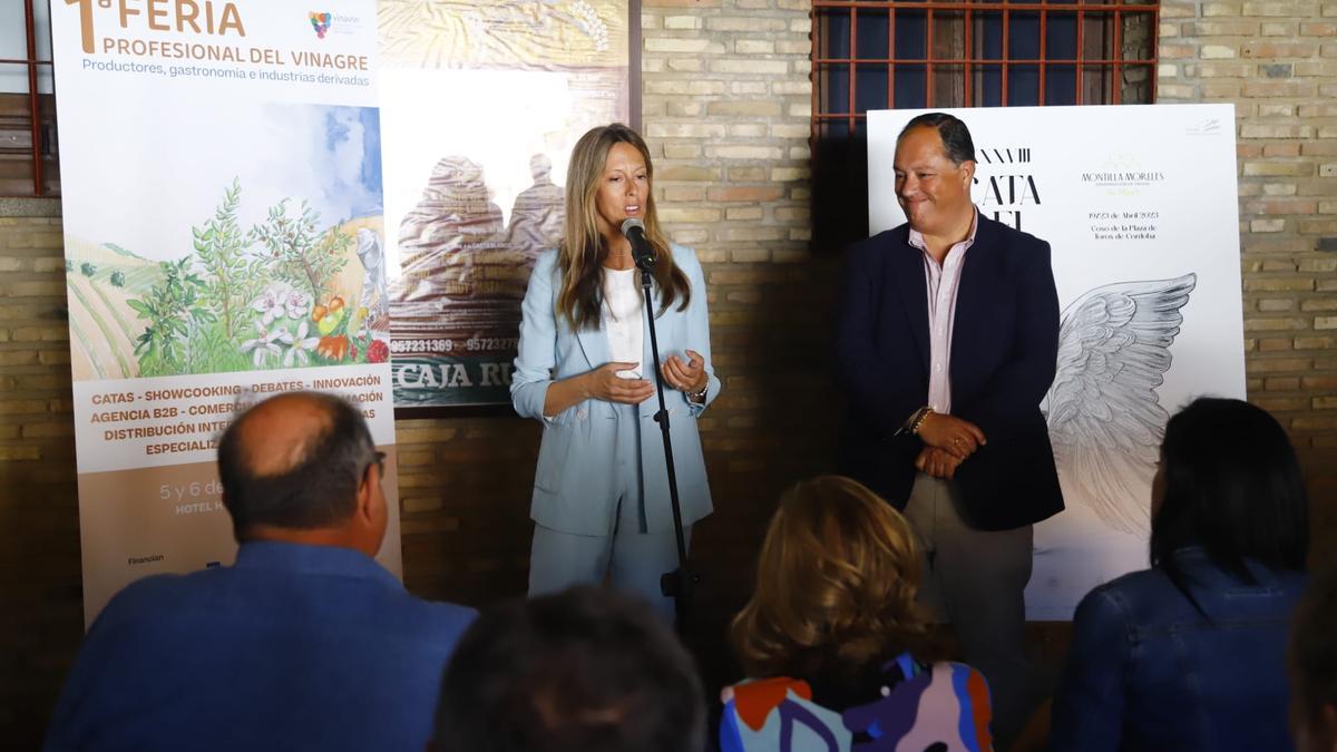 Rocío Márquez y Enrique Garrido en la presentación de la primera Feria Profesional de Vinagre.