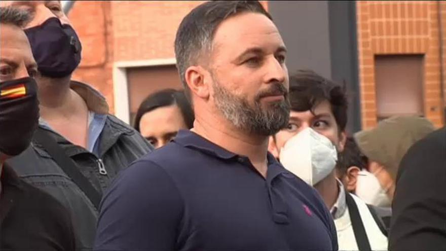 Abascal desafía a los antifascistas fumándose un puro