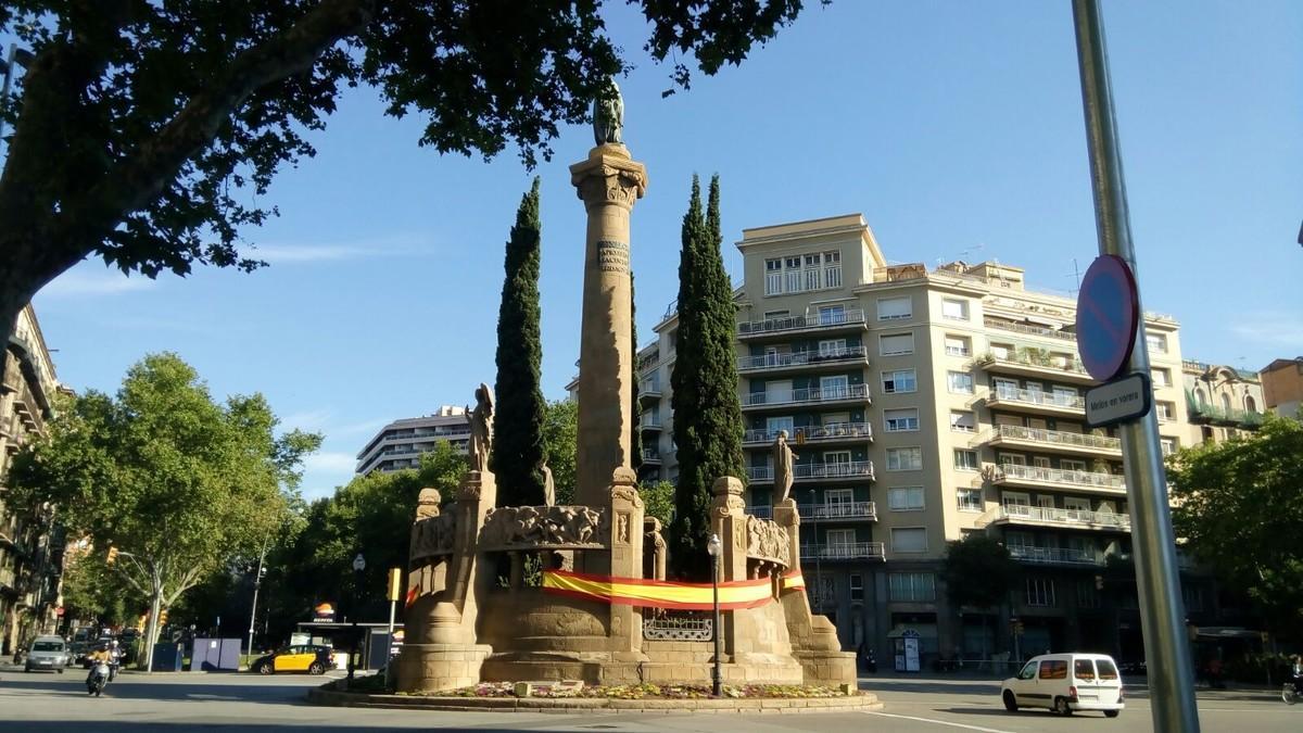 El monolito de la confluencia de Paseo de Sant Joan con la Diagonal.