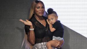 Serena Williams, con su hija Olympia, en saluda desde un palco de Flushing Meadows, en el pasado Abierto de EEUU.
