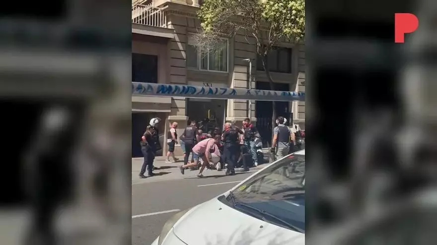 Los Mossos detienen a un hombre armado con un gran cuchillo en la calle de Muntaner de Barcelona