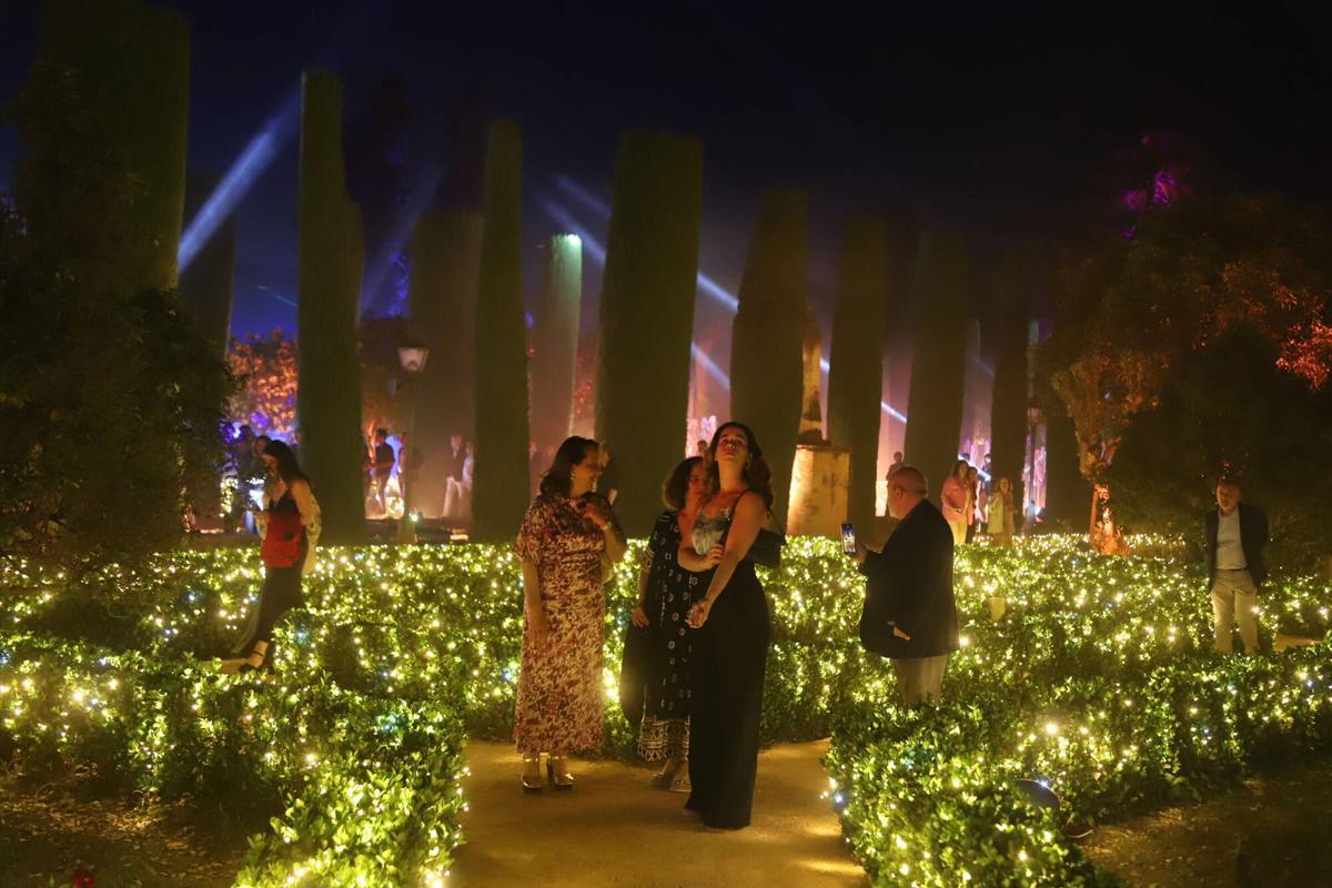 Las autoridades inauguran el espectáculo del Alcázar