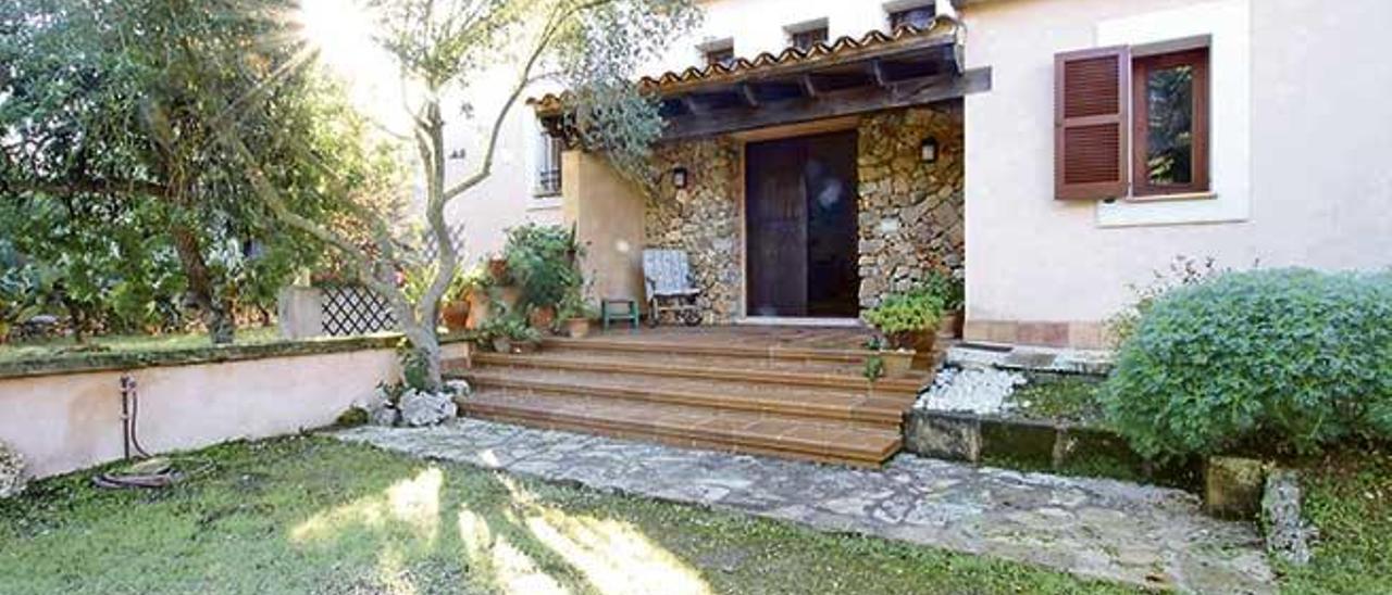 La entrada de la vivienda conserva elementos tradionales de las construcciones mallorquinas, como una bonita pared recubierta de piedra natural.