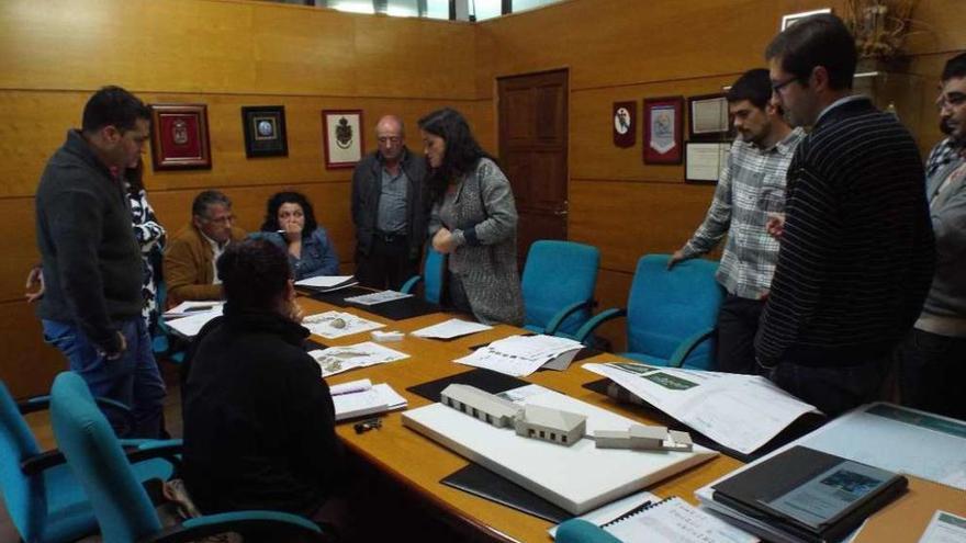 Cuiña, ediles del gobierno y técnicos municipales, ayer, en la reunión con algunos de los arquitectos.