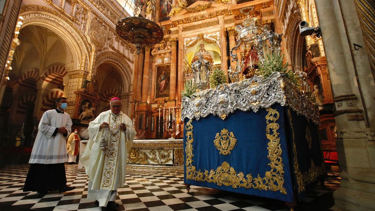 El obispo de Córdoba, Demetrio Fernández, ha oficiado la misa en honor de la Virgen de la Fuensanta, patrona de las cofradías cordobesas.