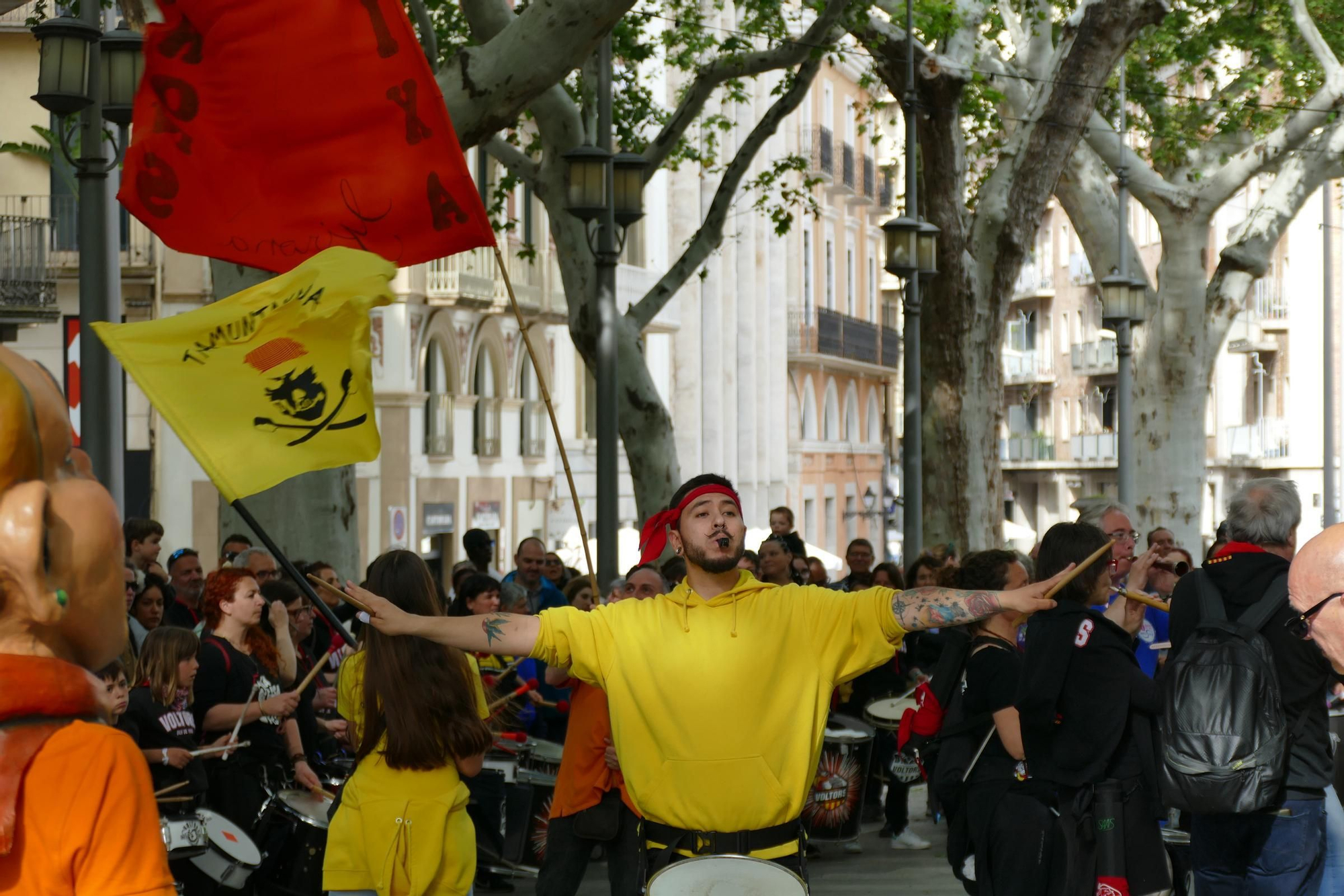 Figueres ressona amb una gran batucada de Santa Creu