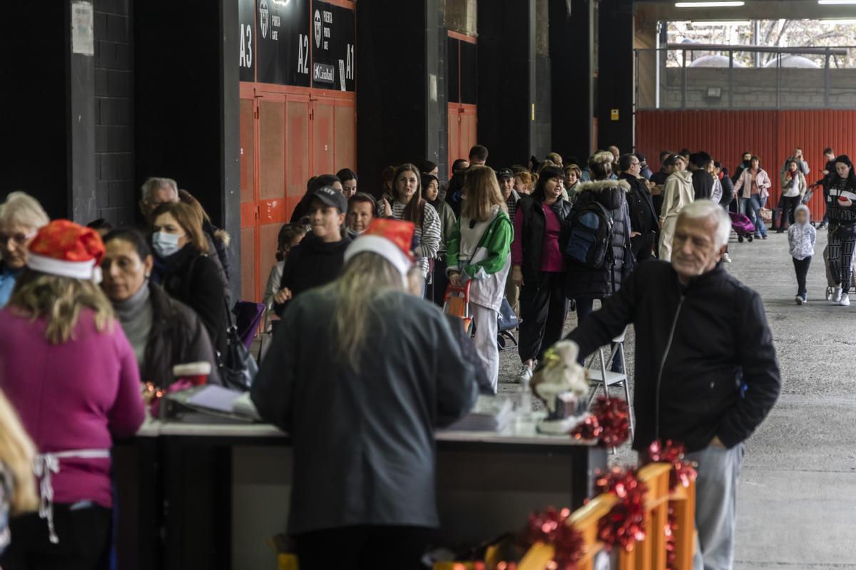 Valencia. Reparto del banco de Alimentos con alimentos navideños ante la Nochebuena en Mestalla
