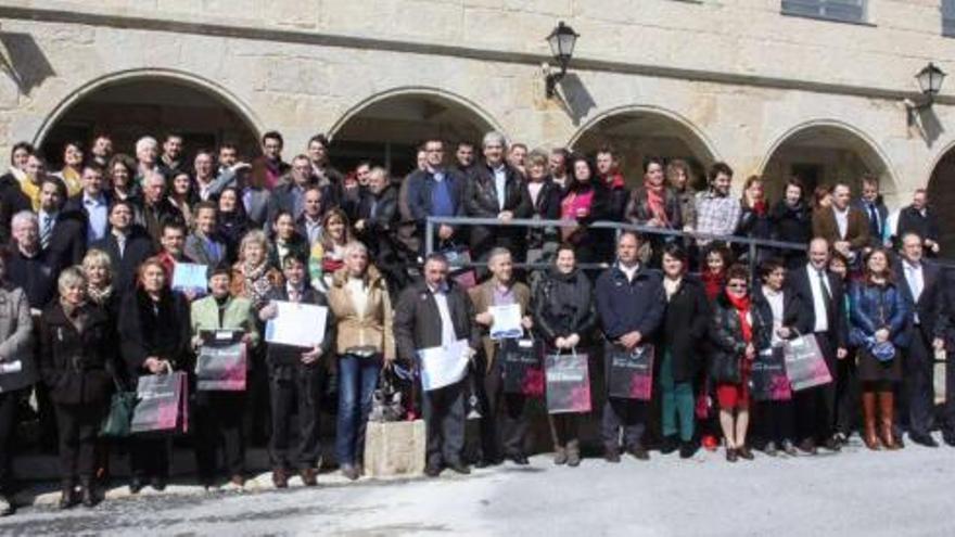 El grupo de obsequiados con el certificado de calidad, ayer en O Grove, y detrás del presidente de la Diputación Rafael Louzán (octavo, dcha.), los premiados de O Morrazo. // Miguel Muñiz