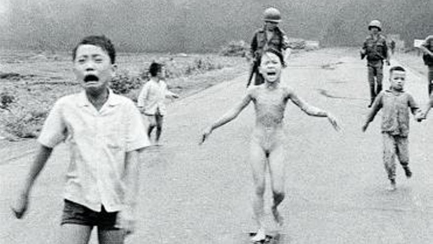 Huyendo del napalm en Vietnam. / NIK UT 