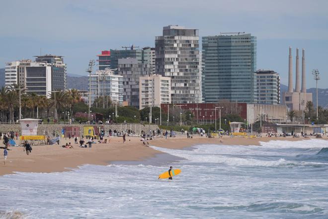 Un hombre muere ahogado de madrugada en la playa de Sant Miquel de Barcelona