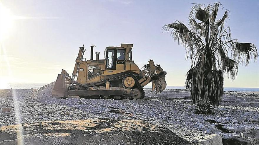 Trabajos a contrarreloj en las playas a la espera de las ayudas del Consell