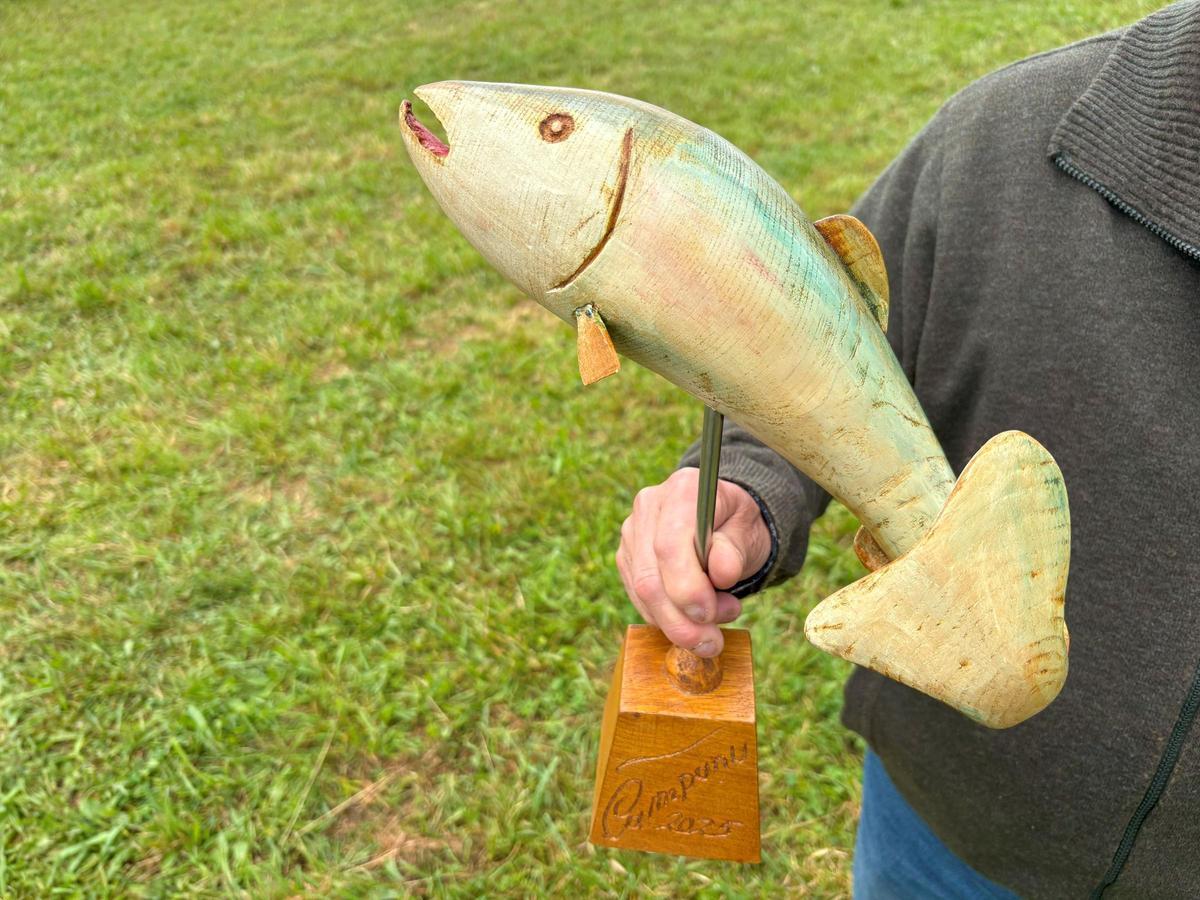 El trofeo que se llevará el pescador del campanu.