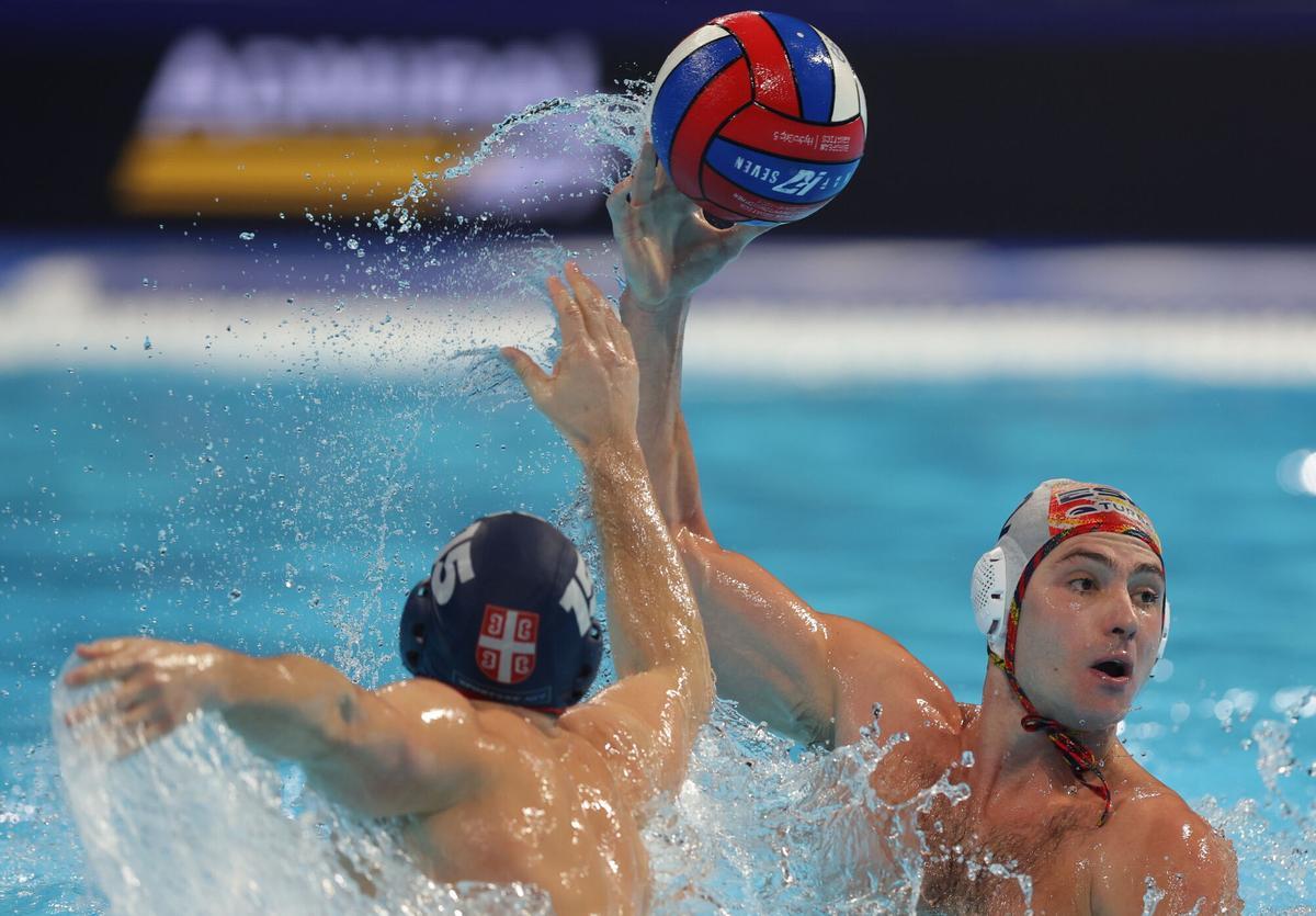 Alberto Munarriz (dcha) frente a Nikola Lukic (izda) durante el encuentro.