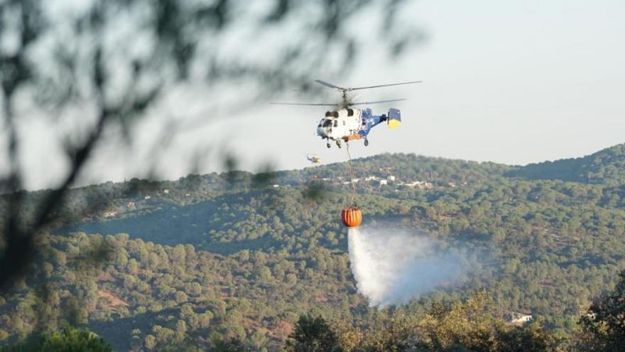 Los medios aéreos se retiran del incendio forestal en el Monte Malagón tras su estabilización