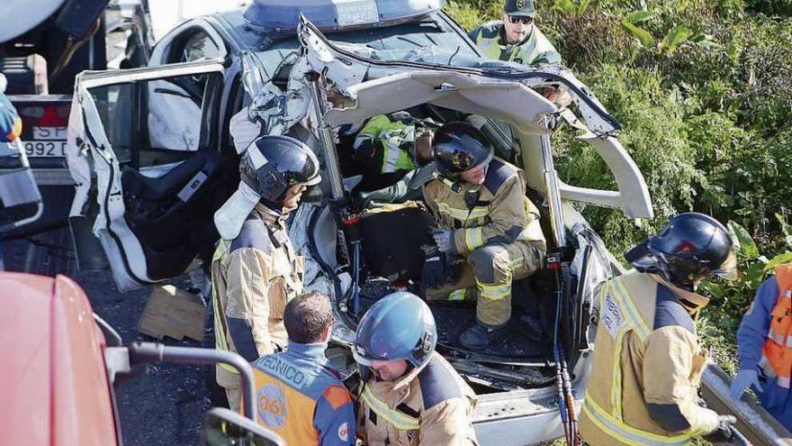 Tres heridos, dos de ellos guardias civiles, en una colisión con un camión en la AP-9