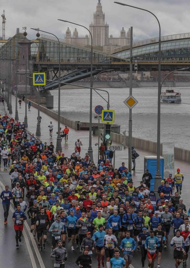 Atletas durante el 7 ° Maratón de Moscú en Moscú, Rusia. El Maratón de Moscú, uno de los eventos nacionales más grandes, este año reunió a cerca de 30,000 personas para correr en el clásico maratón completo de 42,195 metros y el corto de 10 km.