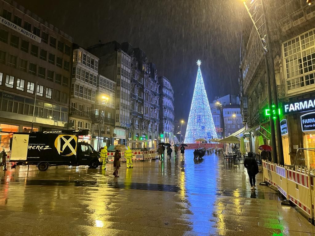 El árbol de Navidad de Porta do Sol se prepara para el encendido