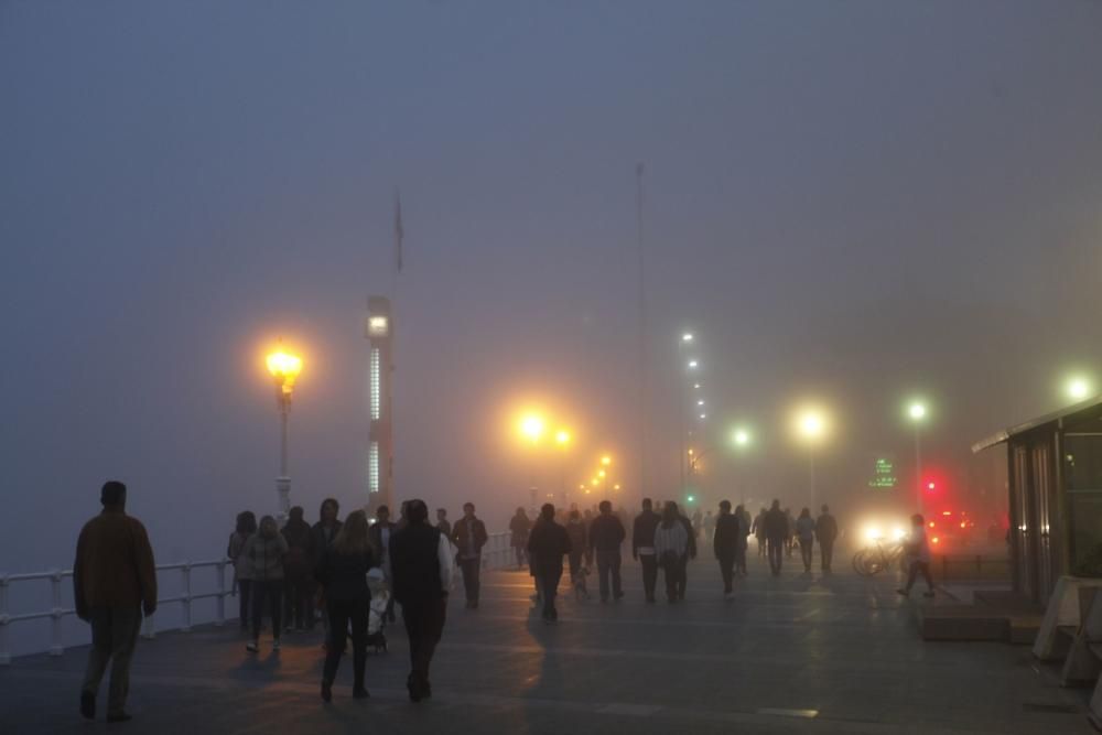 Visibilidad nula en el paseo del Muro en Gijón por la niebla