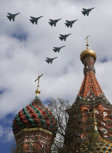Cazas rusos vuelan en formación durante los ensayos para el desfile militar del día de la victoria